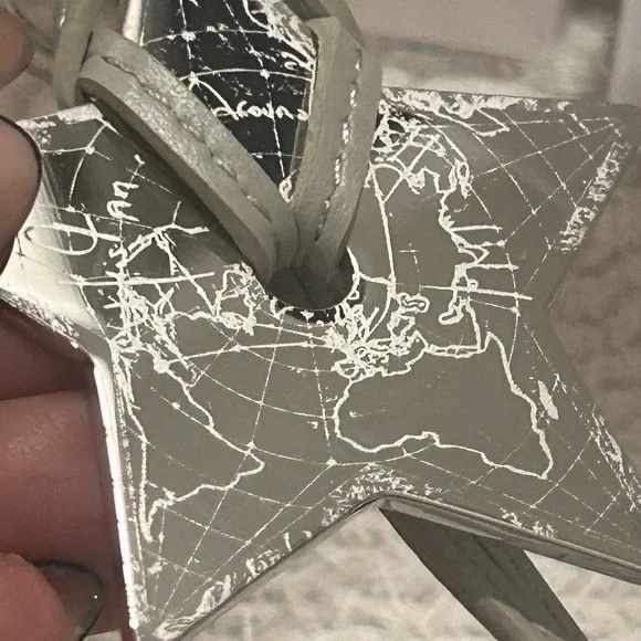 New in Box Dior VIP Silver Around the World Star Keychain w/ Leatherette… - Picture 3 of 6